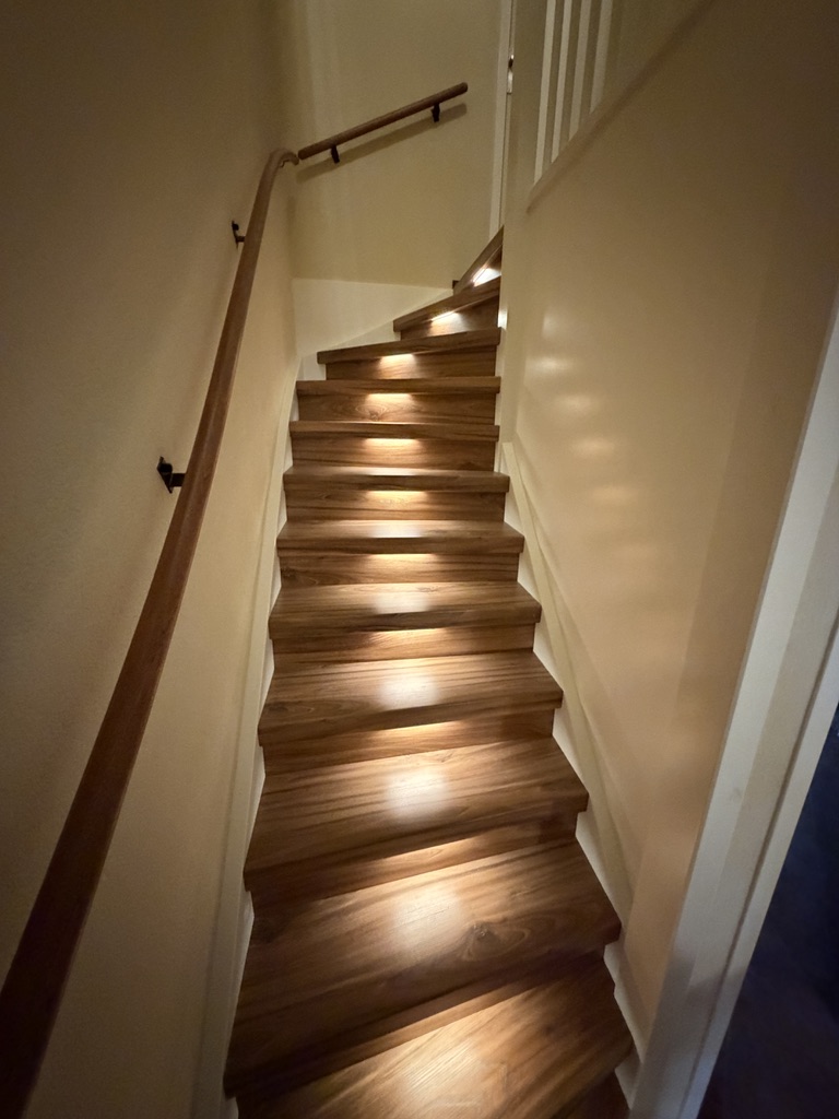 Traprenovatie Den Haag warm houtlook met verlichting