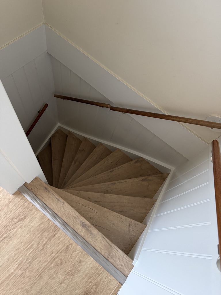 Traprenovatie in Zoetermeer open trap met houtlook overzettreden