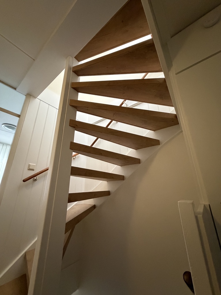 Traprenovatie in Zoetermeer open trap met houtlook overzettreden