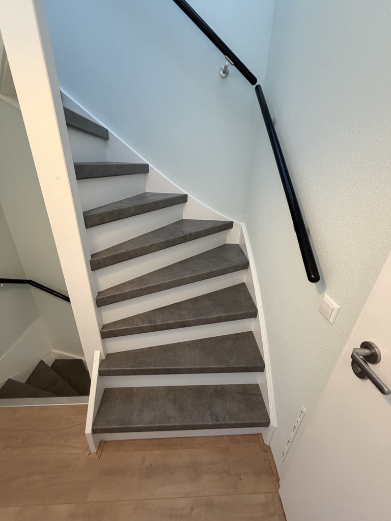 Traprenovatie Leidschendam betonlook met witte stootborden