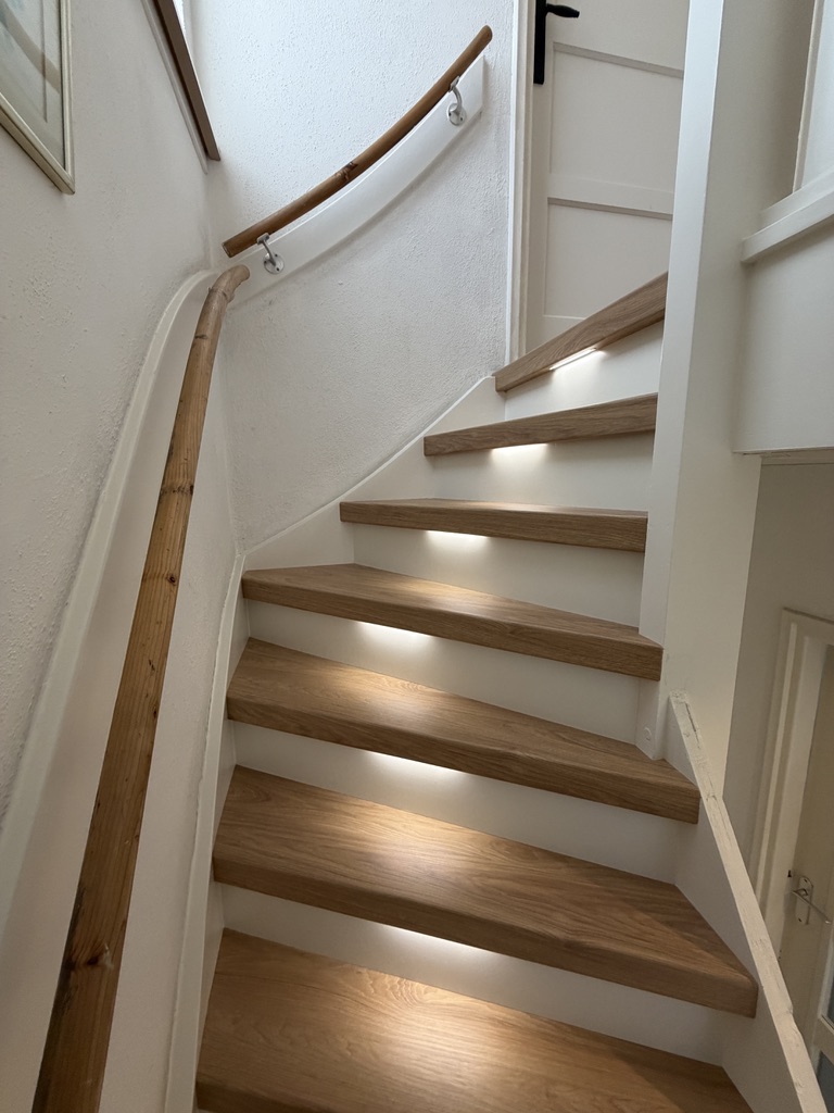 Traprenovatie Zoetermeer houtlook decor witte stootborden met LED verlichting