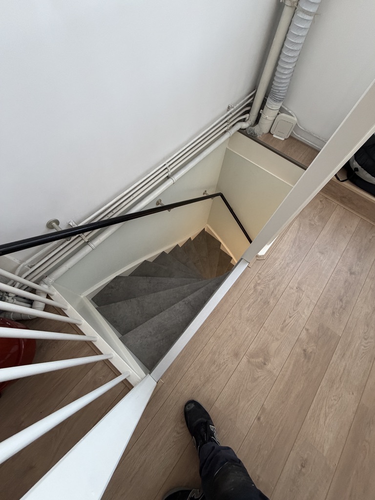 Traprenovatie Leidschendam betonlook met witte stootborden