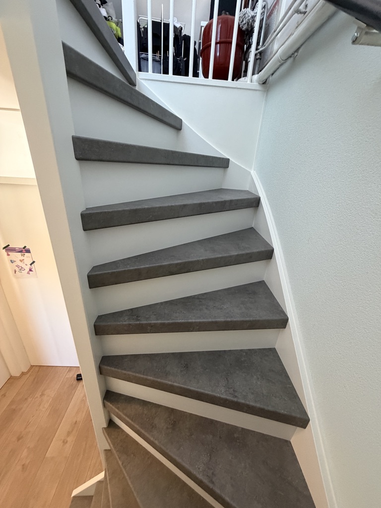 Traprenovatie Leidschendam betonlook met witte stootborden