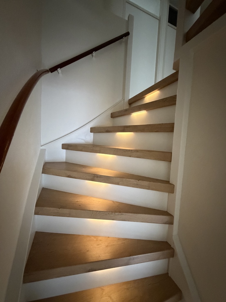 Traprenovatie in Zoetermeer dichte trap met houtlook overzettreden en LED verlichting
