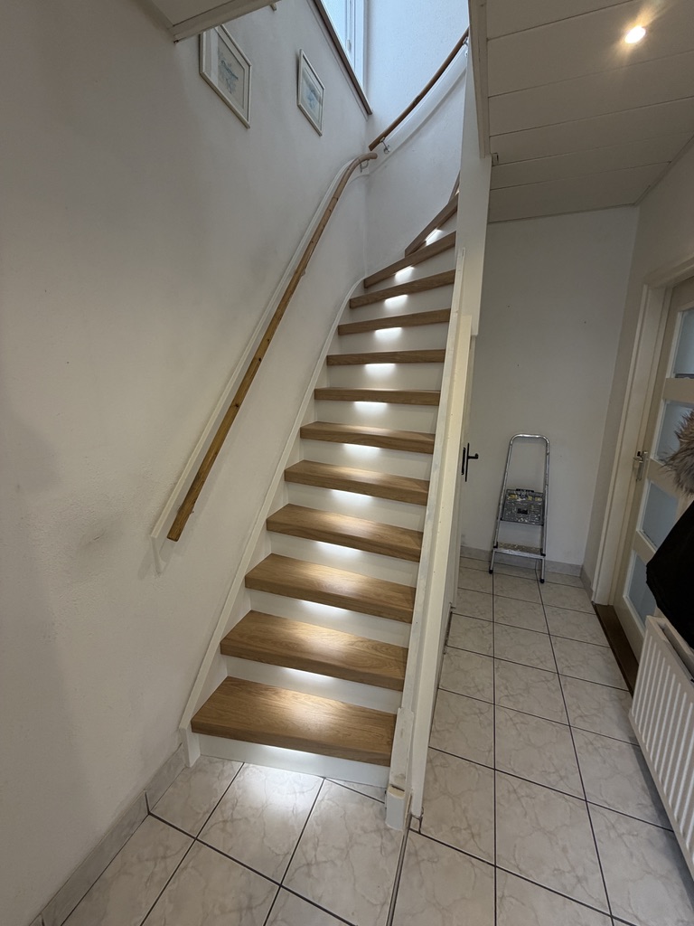 Traprenovatie Zoetermeer houtlook decor witte stootborden met LED verlichting
