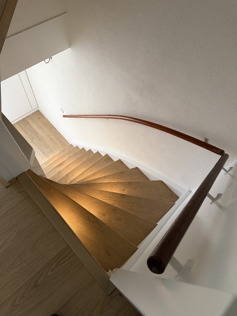 Traprenovatie in Zoetermeer dichte trap met houtlook overzettreden en LED verlichting