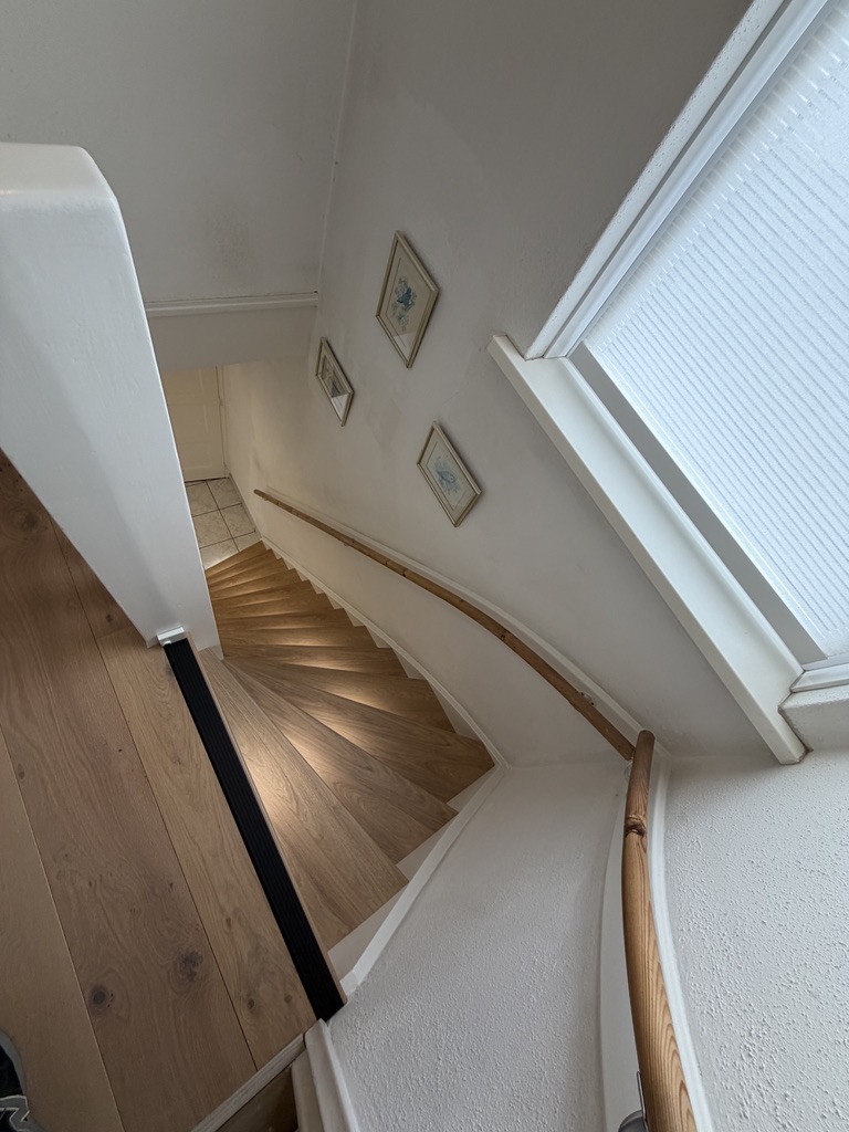 Traprenovatie Zoetermeer houtlook decor witte stootborden met LED verlichting