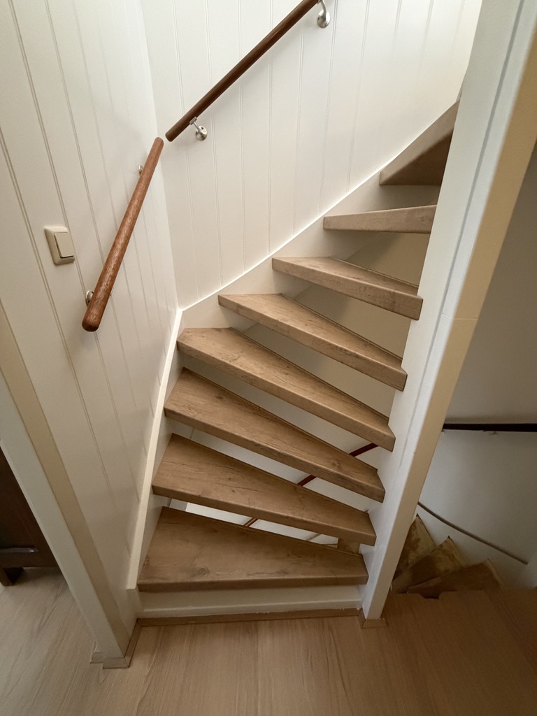 Traprenovatie in Zoetermeer open trap met houtlook overzettreden