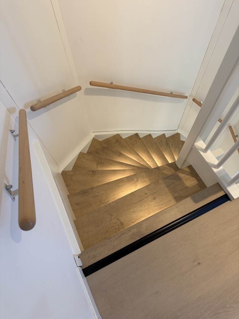 Traprenovatie Zoetermeer houtlook decor witte stootborden met LED verlichting