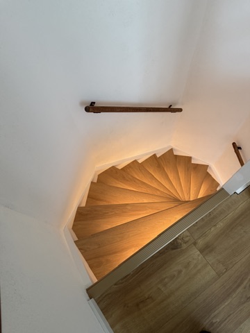 Traprenovatie Zoetermeer houtlook decor witte stootborden met LED verlichting