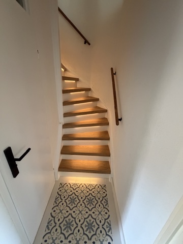 Traprenovatie Zoetermeer houtlook decor witte stootborden met LED verlichting