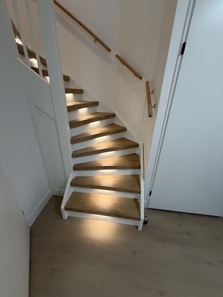 Traprenovatie Zoetermeer houtlook decor witte stootborden met LED verlichting