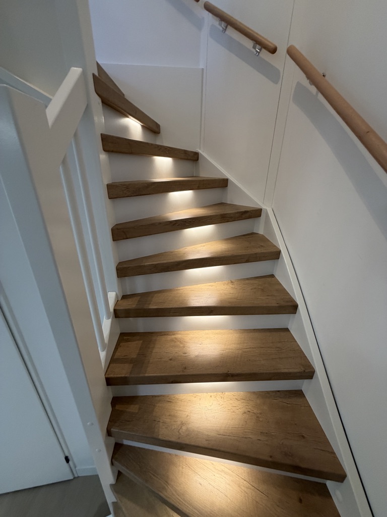 Traprenovatie Zoetermeer houtlook decor witte stootborden met LED verlichting