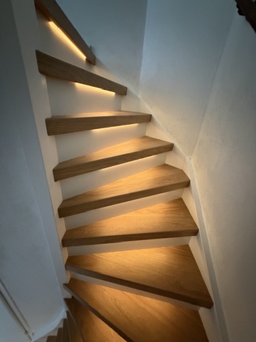 Traprenovatie Zoetermeer houtlook decor witte stootborden met LED verlichting