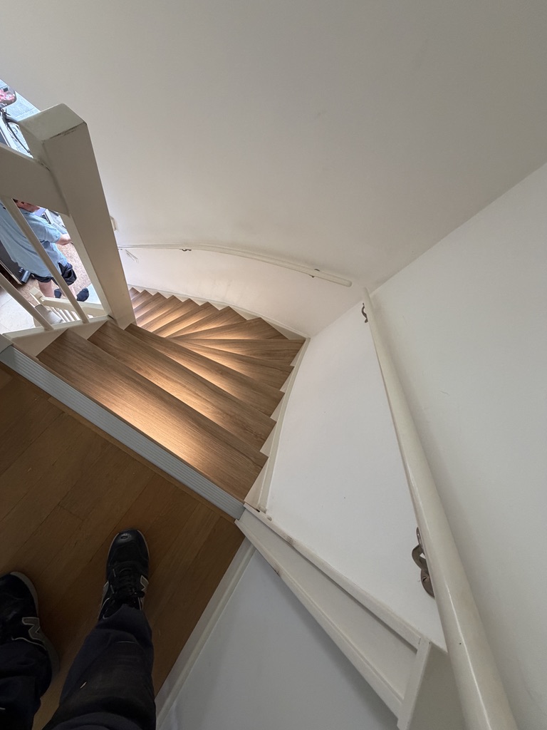 Traprenovatie eiken decor met witte stootborden en led verlichting