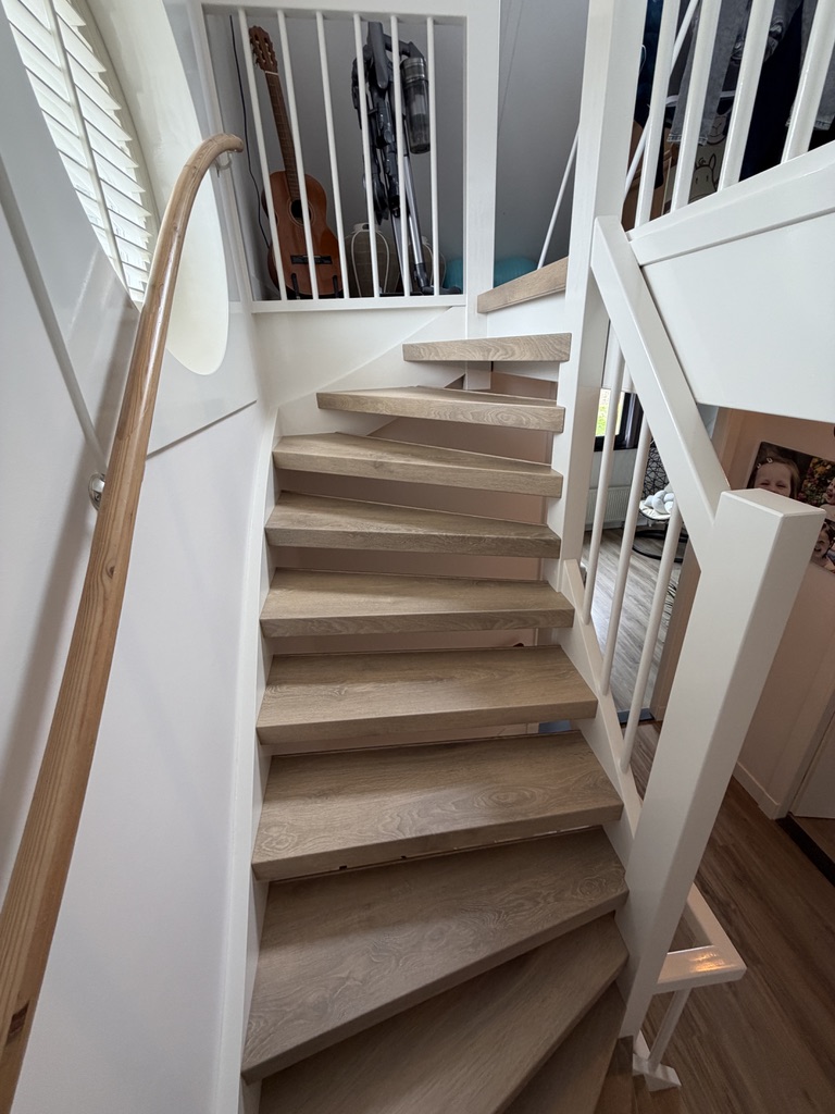 Traprenovatie Den Haag geborsteld eiken decor open trap