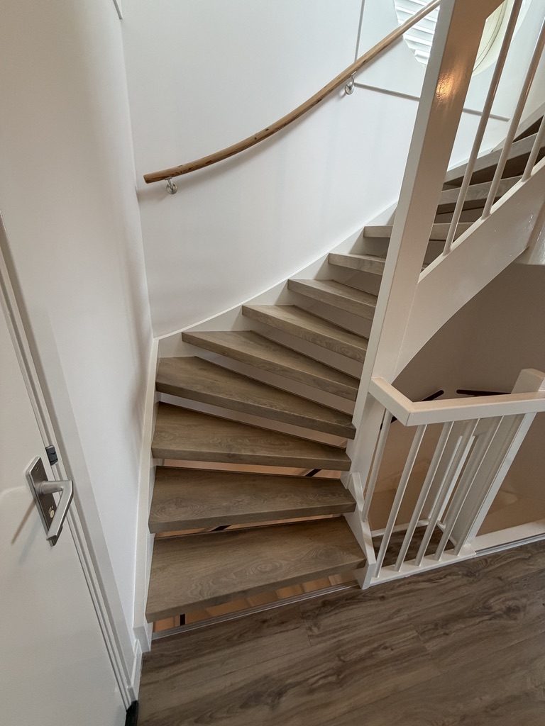 Traprenovatie Den Haag geborsteld eiken decor open trap