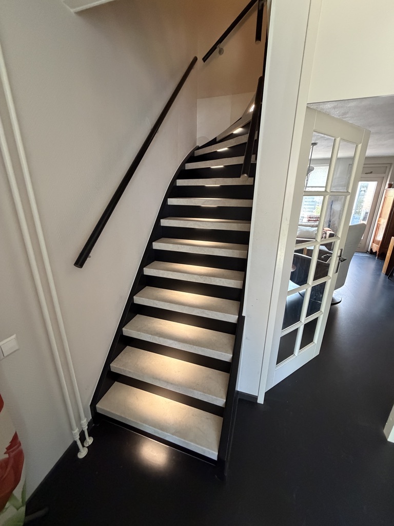 Traprenovatie Zoetermeer marmer look grijs met zwarte stootborden en LED verlichting
