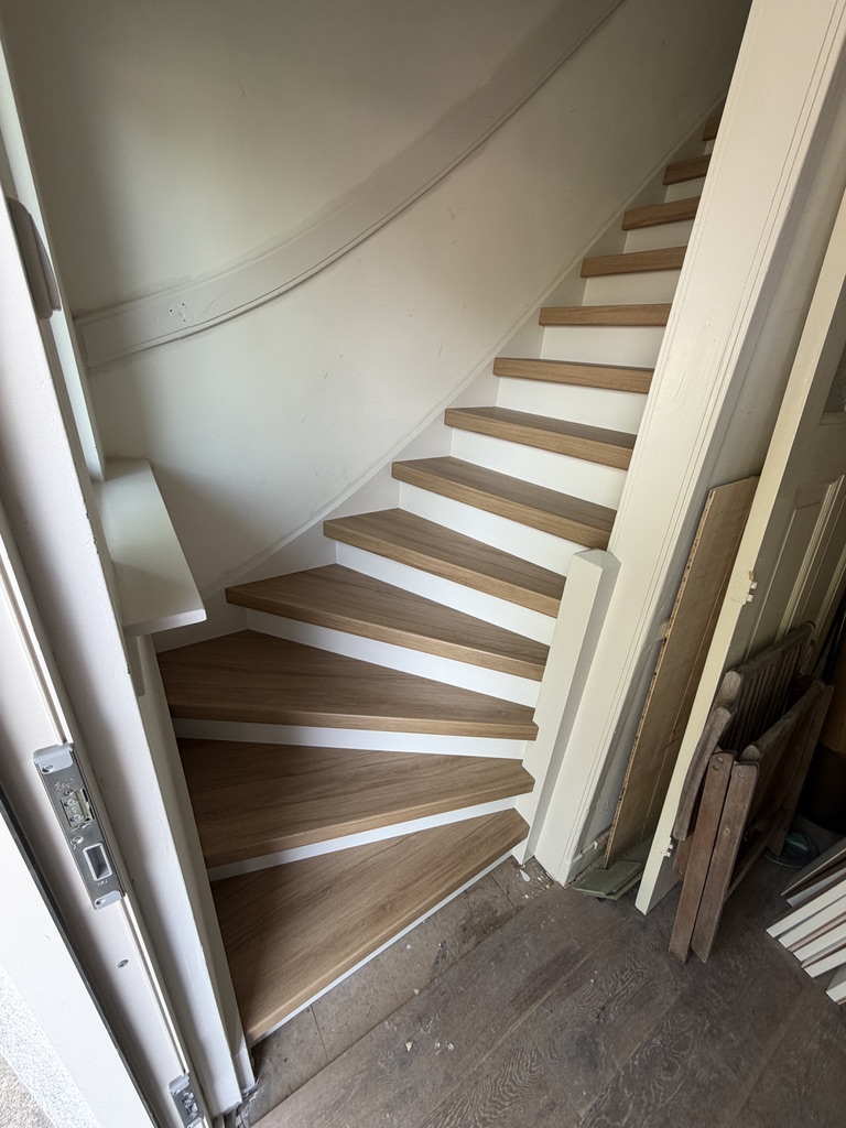 Traprenovatie Zoetermeer met houtlook treden en witte stootborden
