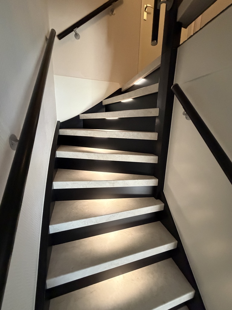 Traprenovatie Zoetermeer marmer look grijs met zwarte stootborden en LED verlichting