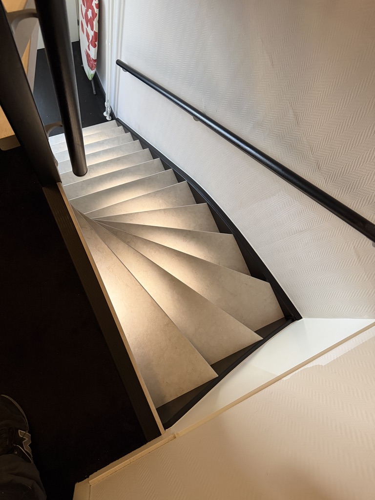 Traprenovatie Zoetermeer marmer look grijs met zwarte stootborden en LED verlichting