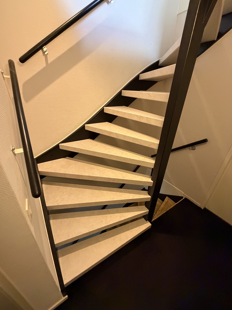 Traprenovatie Zoetermeer marmer look grijs met zwart