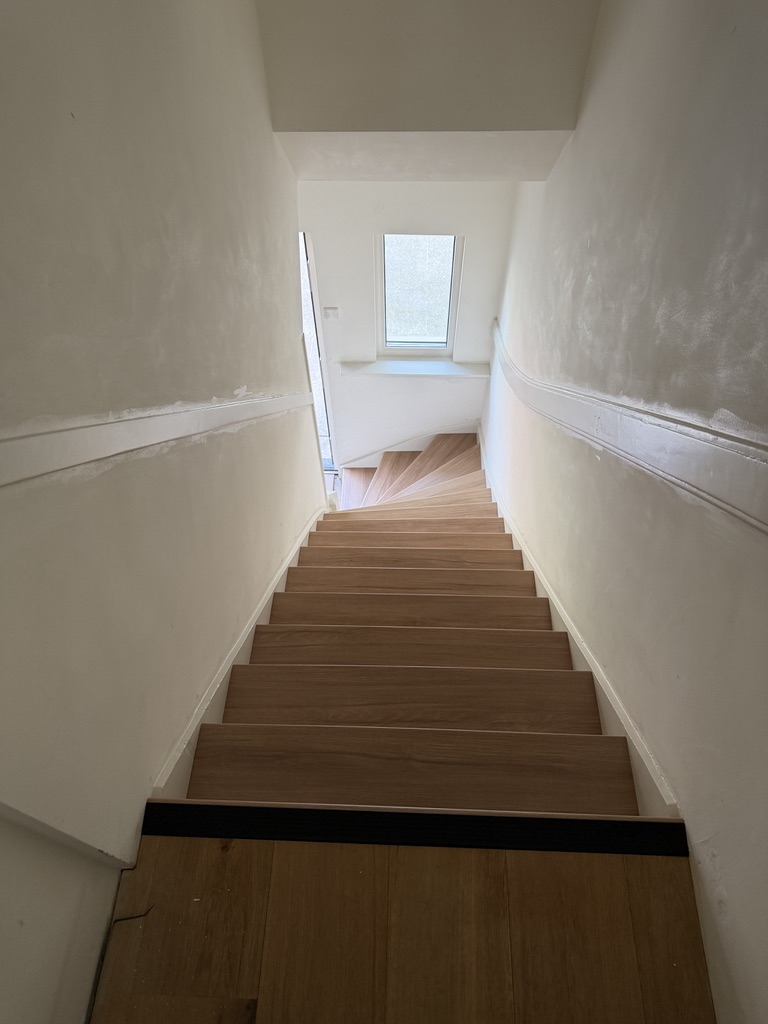 Traprenovatie Zoetermeer met houtlook treden en witte stootborden