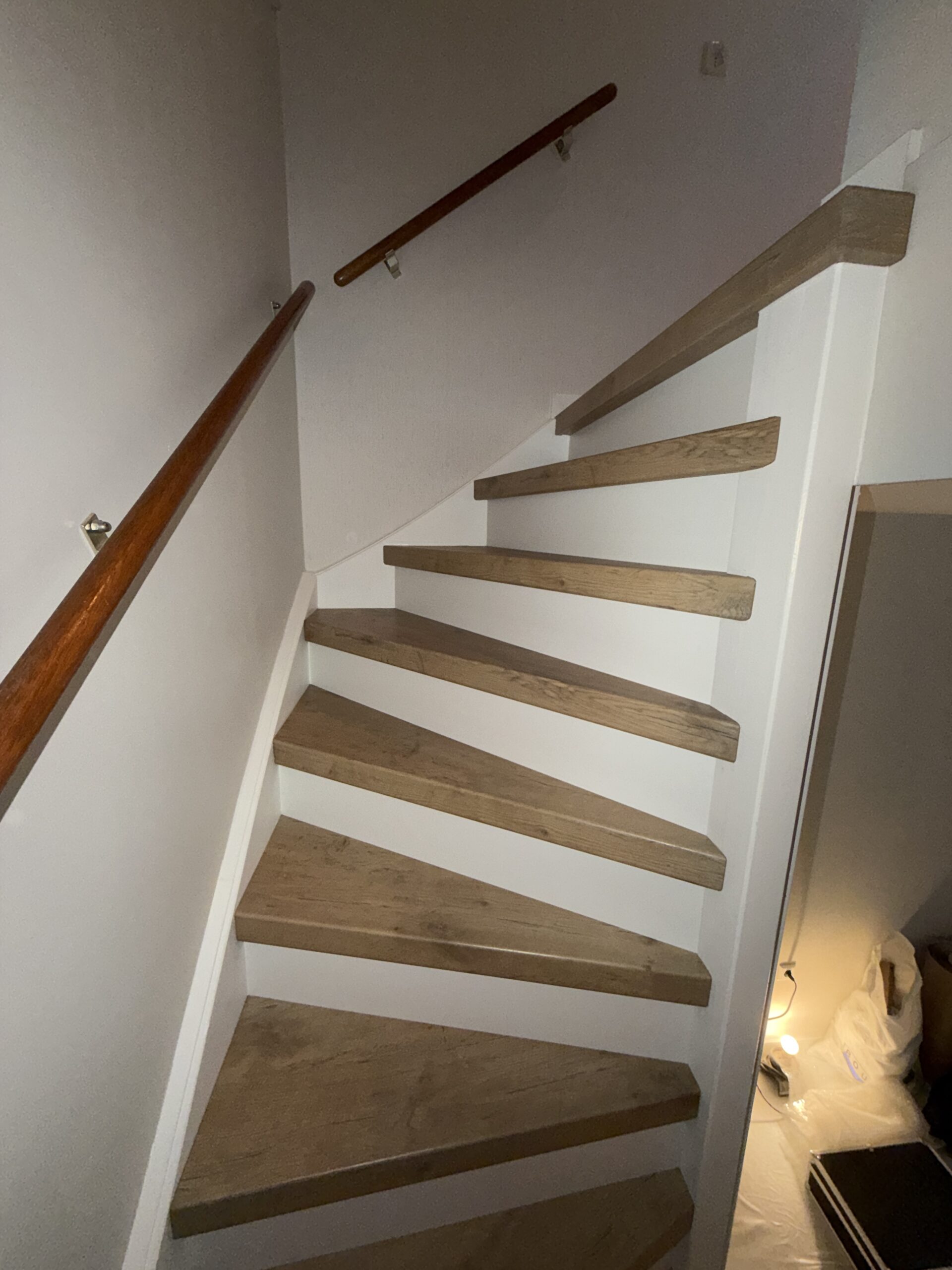 Traprenovatie Zoetermeer met houtlook treden en witte stootborden
