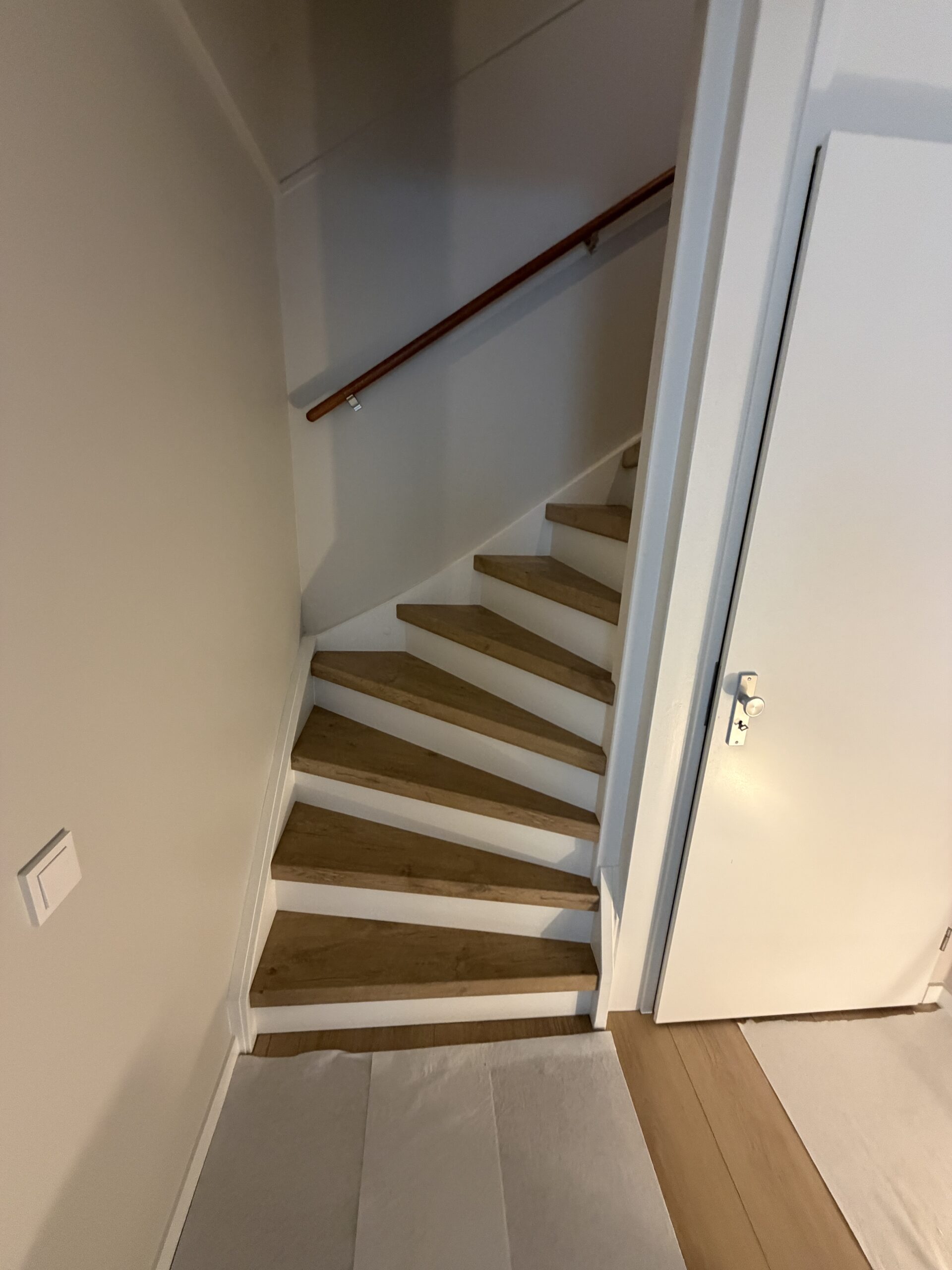 Traprenovatie Zoetermeer met houtlook treden en witte stootborden