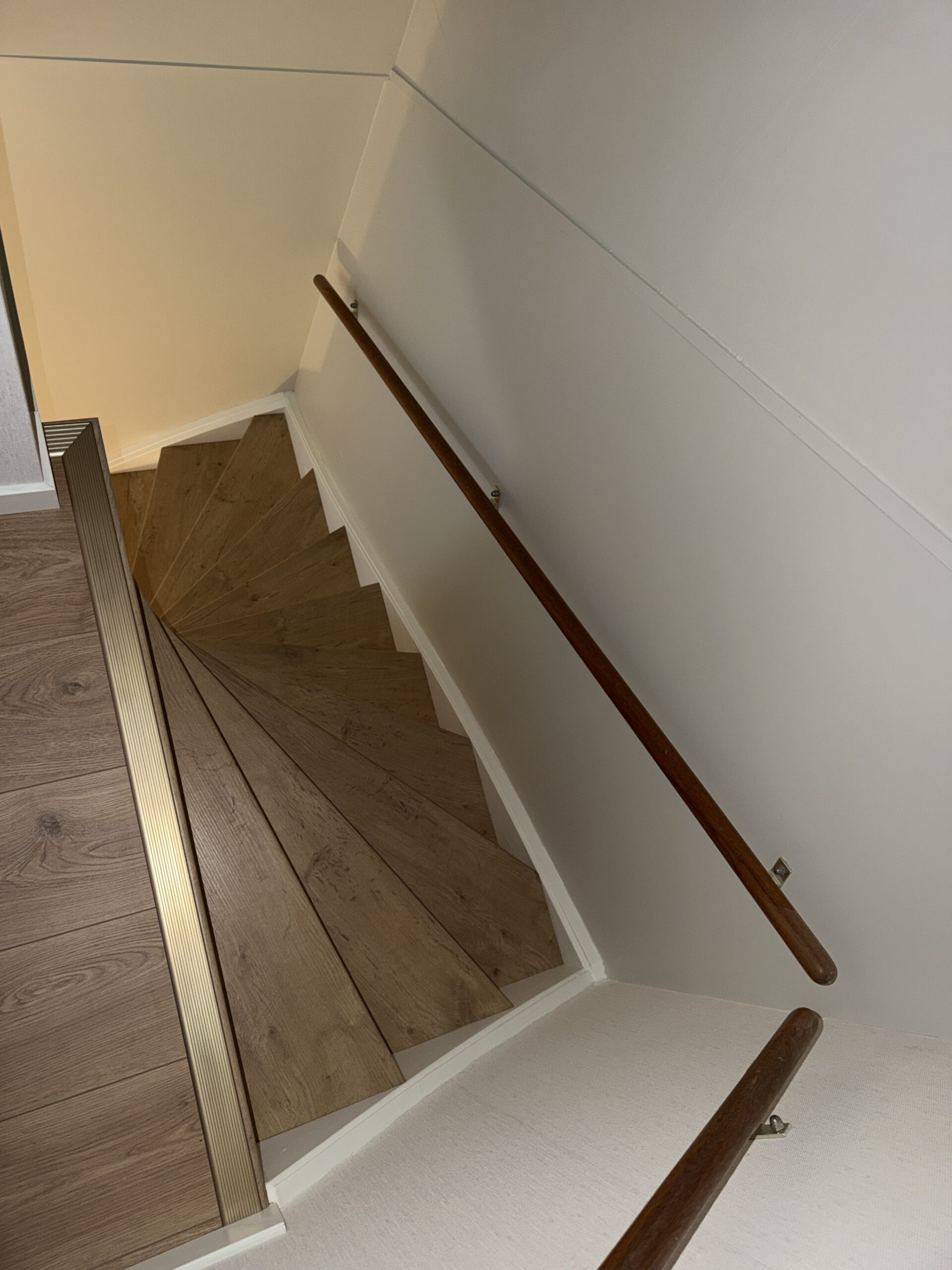 Traprenovatie Zoetermeer met houtlook treden en witte stootborden