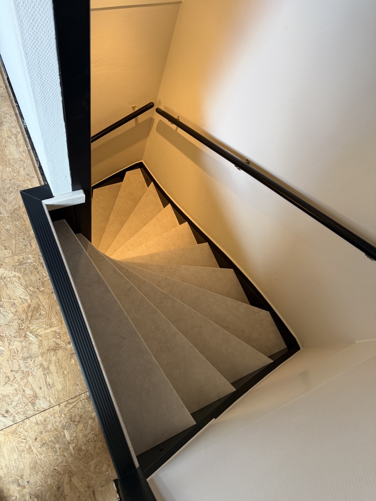 Traprenovatie Zoetermeer marmer look grijs met zwart