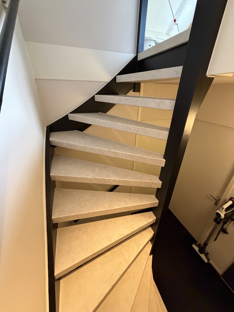 Traprenovatie Zoetermeer marmer look grijs met zwart
