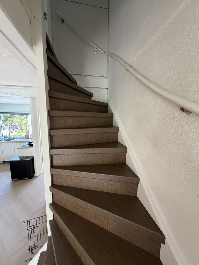 Traprenovatie lederlook decor Zoetermeer