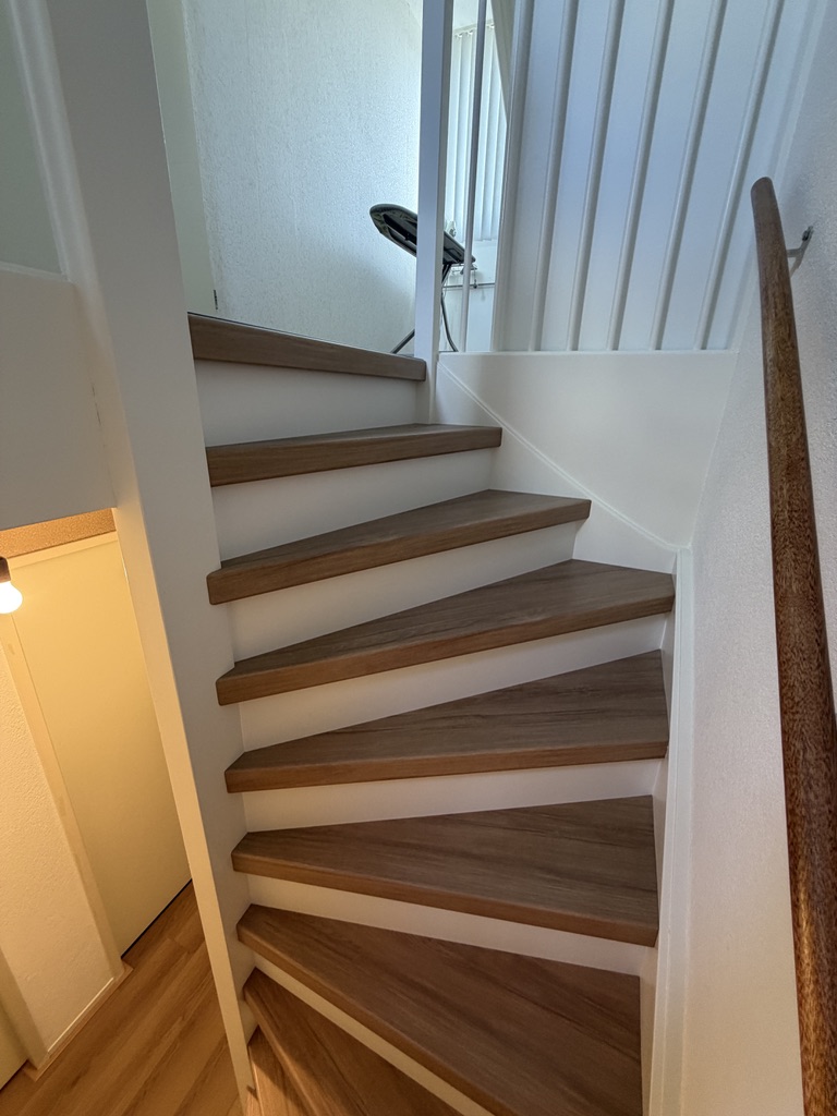 Traprenovatie Oud Beijerland met houtlook treden en witte stootborden