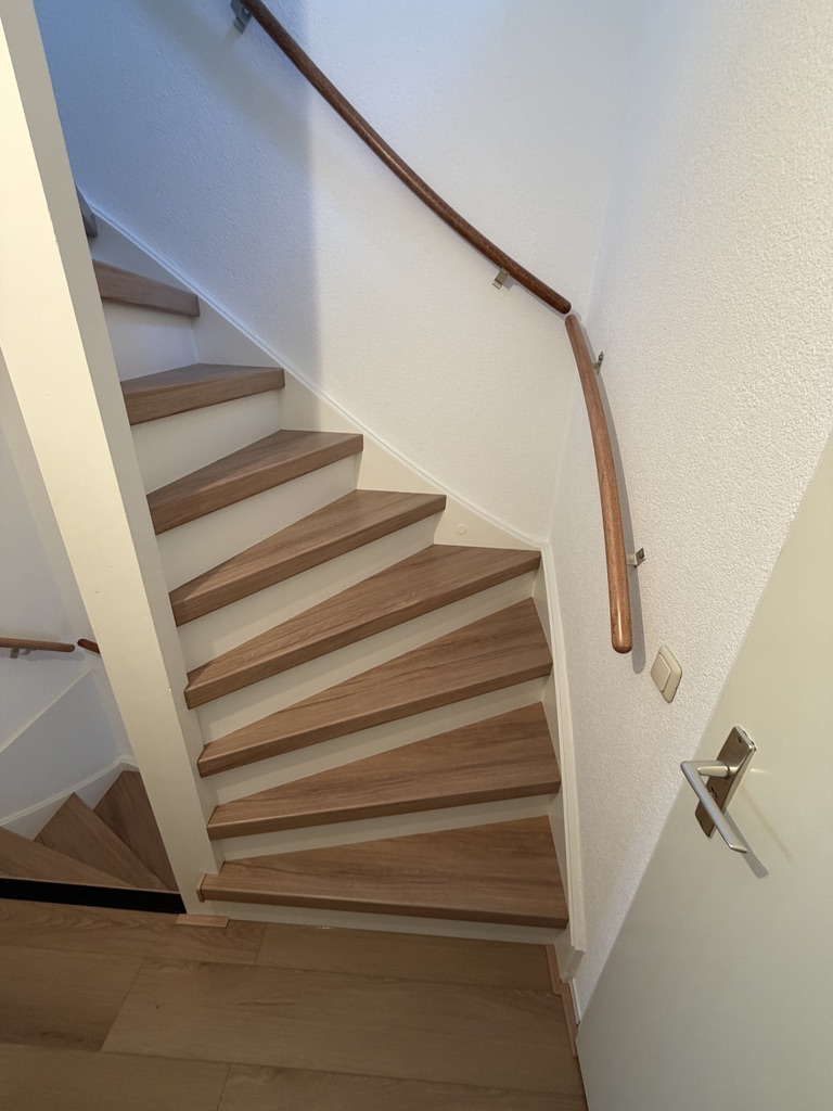 Traprenovatie Oud Beijerland met houtlook treden en witte stootborden