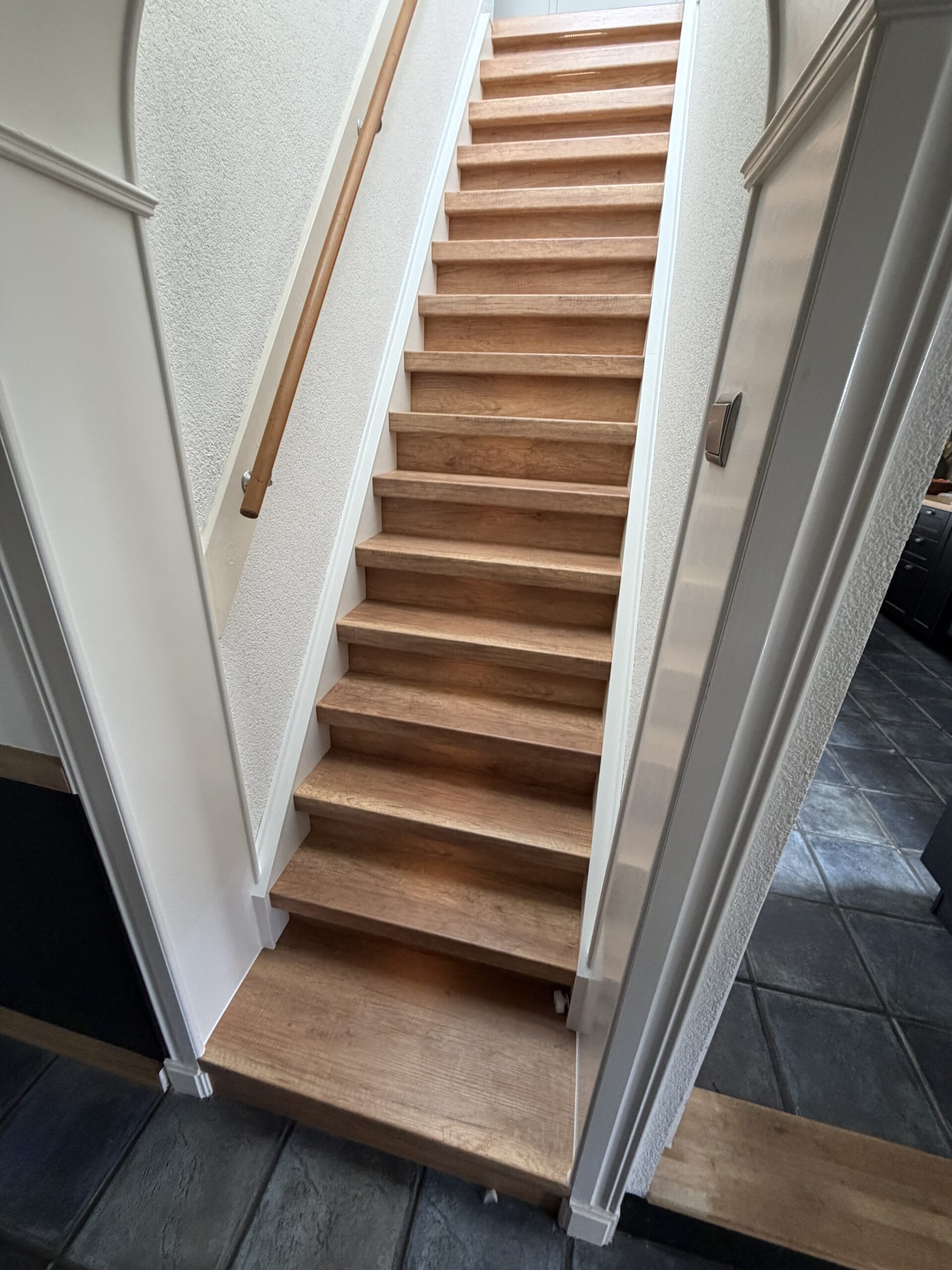 Traprenovatie Pijnacker houtlook met stootborden in decor LED verlichting en wangen bekleed