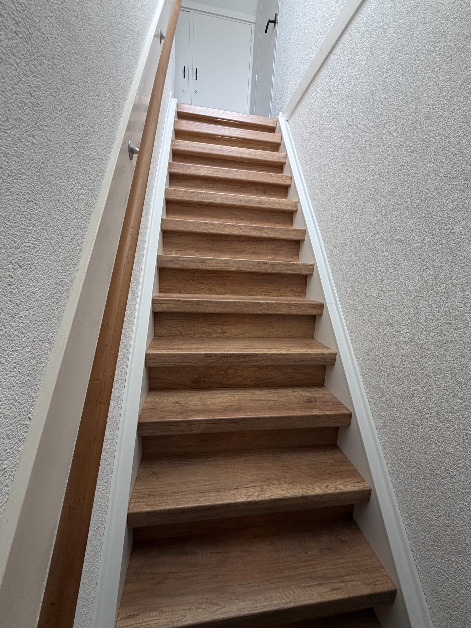 Traprenovatie Pijnacker houtlook met stootborden in decor LED verlichting en wangen bekleed