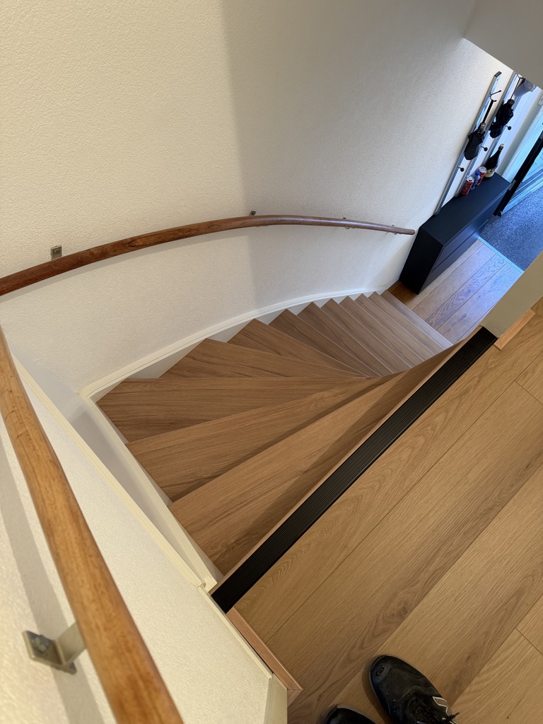 Traprenovatie Oud Beijerland met houtlook treden en witte stootborden