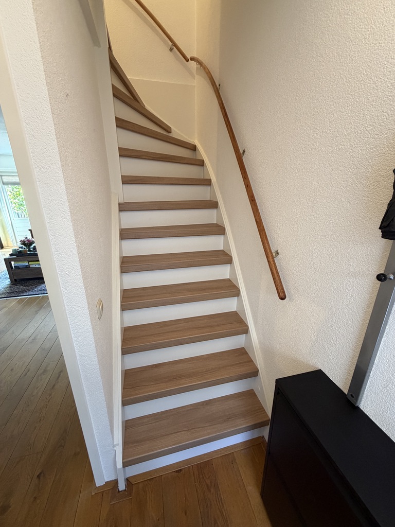Traprenovatie Oud Beijerland met houtlook treden en witte stootborden