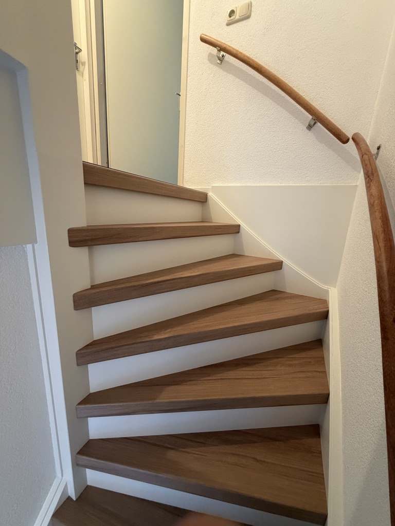 Traprenovatie Oud Beijerland met houtlook treden en witte stootborden