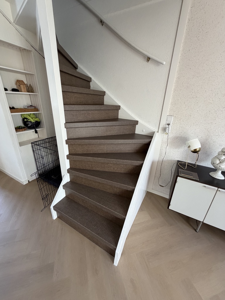 Traprenovatie lederlook decor Zoetermeer