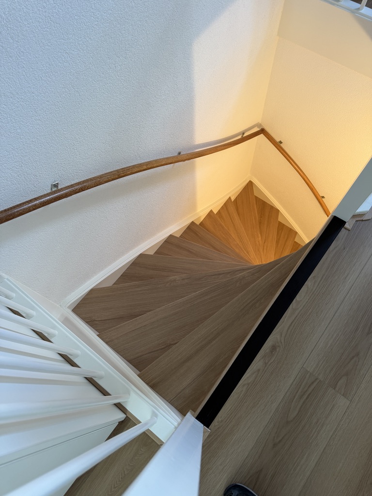 Traprenovatie Oud Beijerland met houtlook treden en witte stootborden