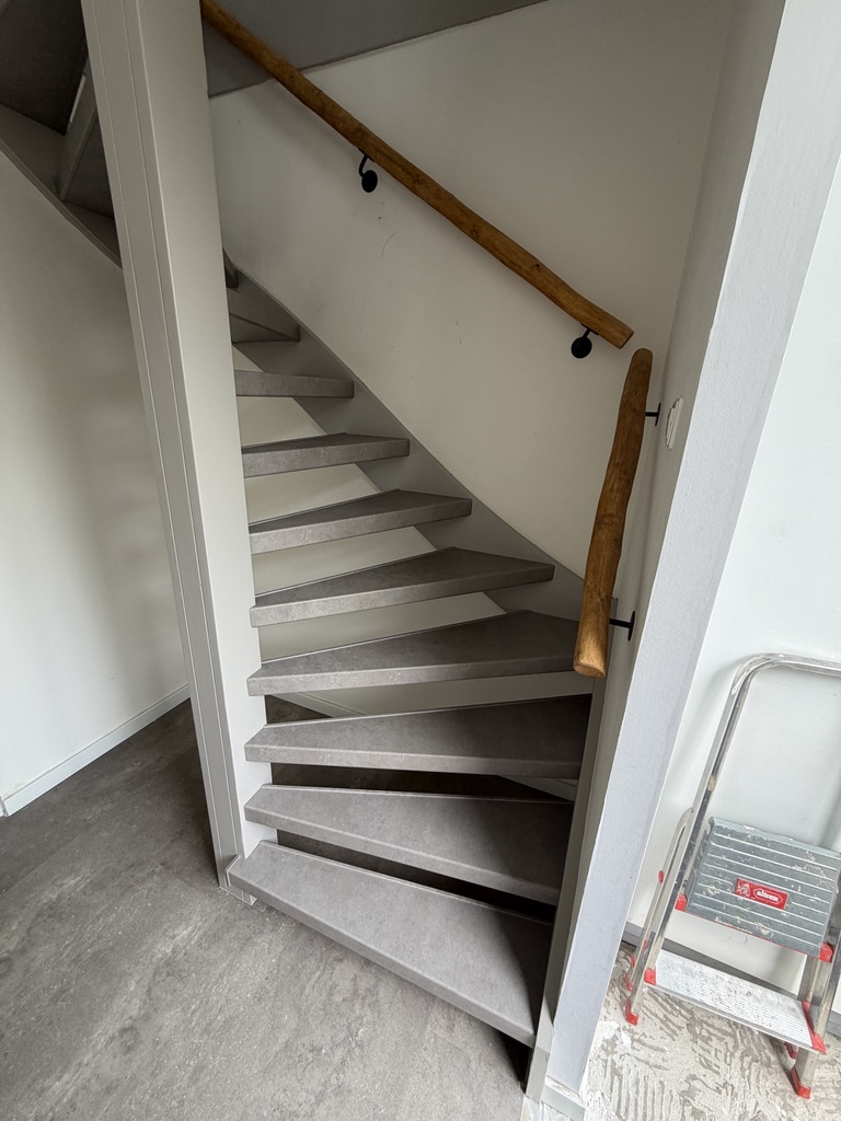 Traprenovatie Zoetermeer steenlook lichtgrijs open trap